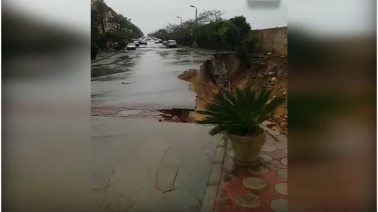 حفرة عملاقة.. هبوط أرضى بسبب الأمطار الغزيرة في 6 أكتوبر.. فيديو