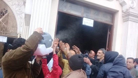 رش المصلين بمطهر بعد صلاة الجمعة للوقاية من كورونا
