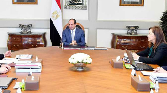الرئيس السيسي يجتمع مع رئيس مجلس الوزراء ووزيرة التخطيط والتنمية الاقتصادية، و وزير المالية‬
