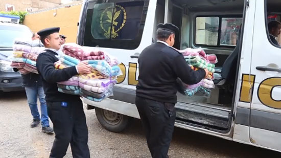 وزارة الداخلية تقوم بتوزيع المساعدات لأهالي منطقة 