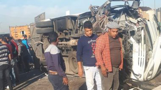 إصابة 26 عمالًا في حادث بطريق الإسماعيلية - القصاصين