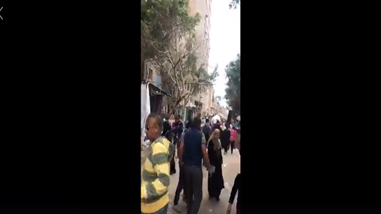 بالفيديو.. زحام كبير في سوق الجمعة رغم قرارات الحكومة بمنع التجمعات
