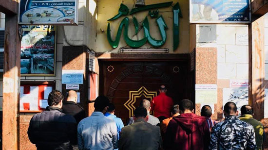  مصلون يتحدون قرار الأوقاف ويصلون جماعة أمام المساجد المغلقة