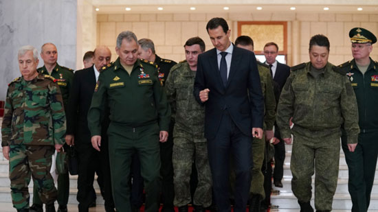 وزير الدفاع الروسي، سيرغي شويغو، والرئيس السوري، بشار الأسد، خلال لقائهما في دمشق (مارس 2020).