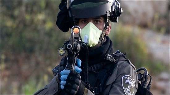 جندى إسرائيلى يقتل فلسطينى ويمنع إسعافه للوصول للمستشفى لعلاجه من كورونا
