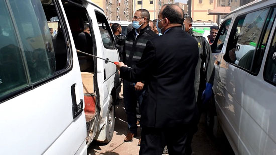  بالصور ... رئيس جامعة بني سويف يشارك في تعقيم السيارات الأجرة