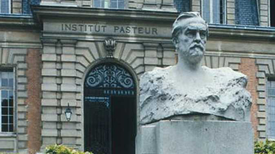 تمثال عالم الكيمياء الفرنسي لويس باسترو مؤسس معهد باسترو الفرنسي 
