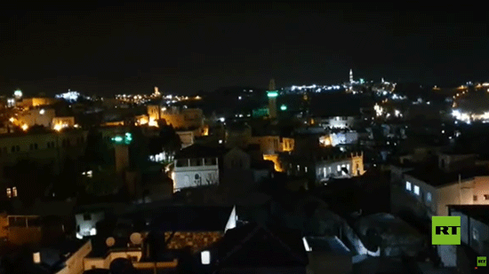 فيديو .. بعد إغلاق إسرائيل المسجد الأقصى .. سكان القدس يكبرون من أسطح منازلهم 
