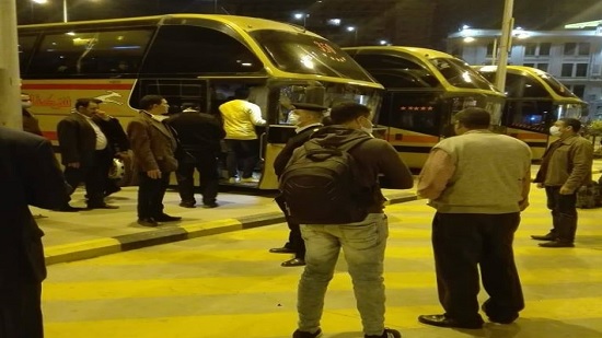 وزير النقل يتابع نقل ركاب القطارين القادمين من الأقصر وأسوان للقاهرة 