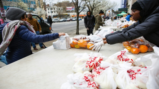 سكان نيويورك يهرعون لتلقي المعونات الغذائية