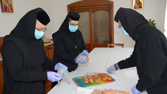  راهبات الكنيسة الرومانية الأرثوذكسية يساعدن المصابين بفيروس كورونا