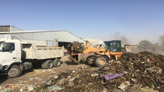  رفع أطنان القمامة من سوق المثلث بالسويس ومحاضر للمخالفين