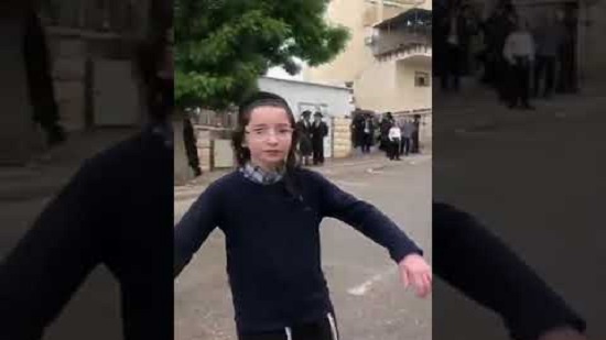 بالفيديو .. اليهود الأرثوذكس يهاجمون عناصر الشرطة الإسرائيلية بالسعال 
