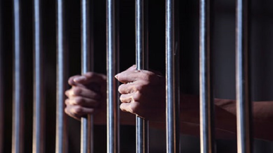 حبس ضابط مفصول من الخدمة واثنين آخرين بتهمة حيازة أسلحة ومخدرات