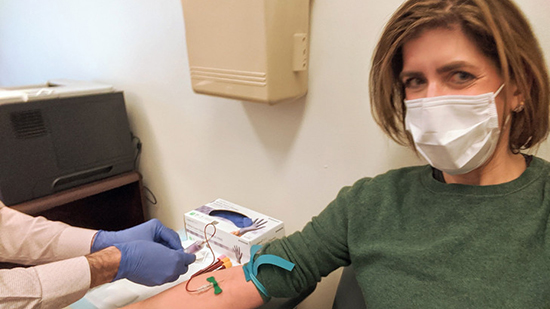 ديانا بيرينت تعافت من فيروس كورونا وتبرع بما تحمل من أجسام مضادة إلى الباحثين