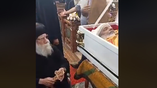 بالفيديو: بكاء اسقف بنى مزار فى جنازة كاهن ايبارشيته وحضور قليل بسبب كورونا 