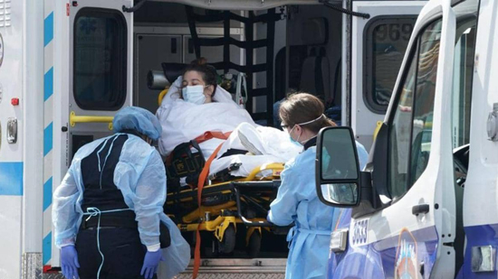 وصول مريضة بسيارة إسعاف إلى أحد مستشفيات نيويورك