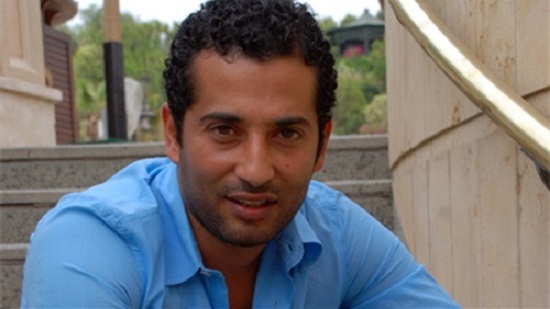  عمرو سعد يوفر 100 زي وقائي للأطباء لمواجهة كورونا
