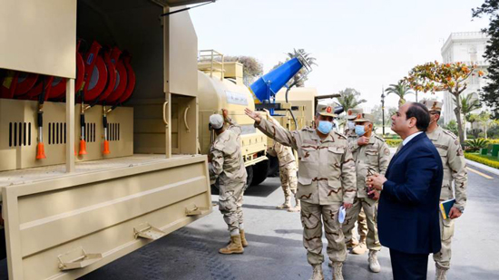 الرئيس يتفقد عناصر معدات القوات المسلحة المخصصة لمواجهة انتشار وباء كورونا
