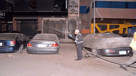  محافظ أسيوط يقود حملة ليلية لرش الشوارع