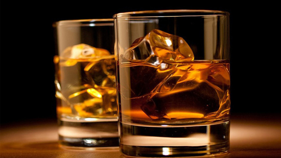 حظر كورونا يرفع أسعار الكحول في أمريكا
