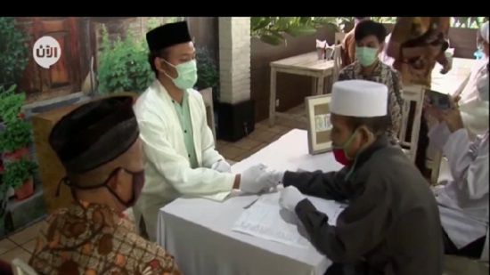 فيديو .. فيروس كورونا يجبر زوجان إندونيسيان بإقامة حفل زفافهما عبر الانترنت 