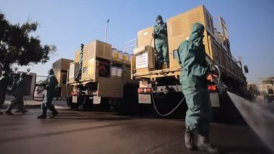 القوات المسلحة تواصل توزيع الماسكات الطبية بوسائل النقل والأماكن الحيوية