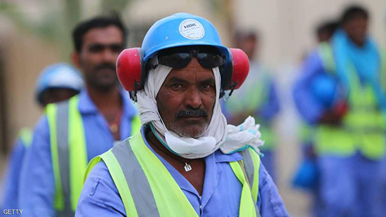العفو الدولية: قطر أوهمت عمالا أجانب بفحص كورونا.. وطردتهم