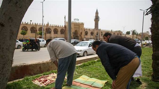 أوقاف بني سويف: «الصلاة أمام المساجد تحايل على الدين»
