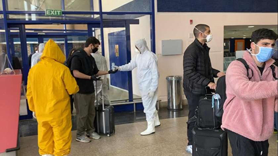 بدء الكشف الطبي على المصريين العائدين من كندا بمطار مرسى علم الدولي