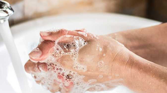 غسل اليدين دون تجفيفهما يزيد من فرص الإصابة بـ«كورونا».. ما الأسباب؟