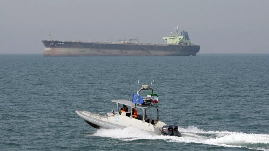 ترامب يأمر القوات البحرية بتدمير أي زوارق إيرانية تتحرش بالسفن الأمريكية