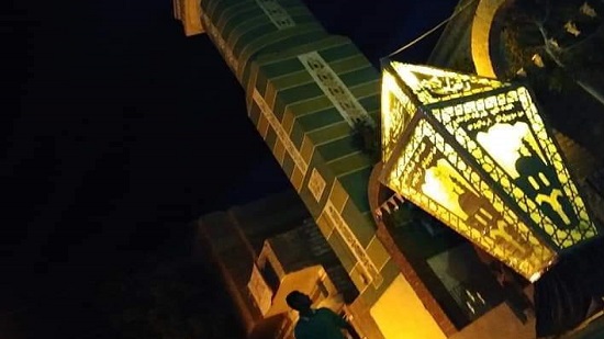  أقباط يصممون اكبر فانوس رمضان هدية لأبناء قريتهم داخل مسجد بالمنيا 
