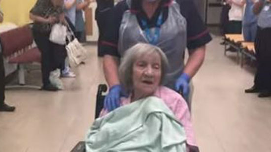 وسط تصفيق وفرحة..أطباء يحتفلون بسيدة عمرها 100 عام بعد تعافيها من كورونا