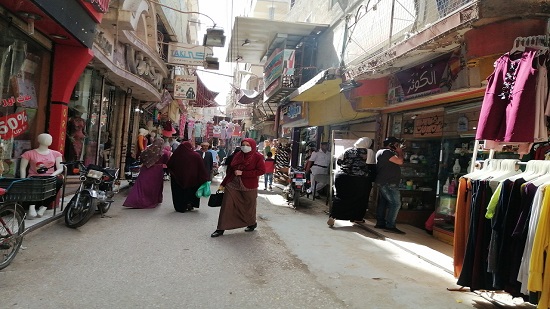  زحام من المواطنين في شوارع بوسط مدينة الفيوم