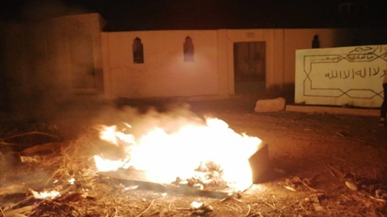 حرق تابوت ممرض توفى بكورونا بعد دفنه بقرية 