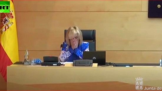  وزيرة الصحة الإسبانية تبكي العاملين بالمجال الطبي الذين فقدوا حياتهم فى مواجهة كورونا (فيديو)