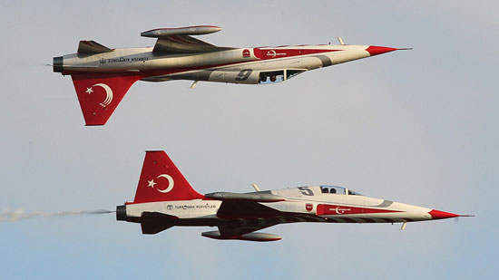 مقاتلات تركية تتحرش بطائرة وزير الدفاع اليوناني