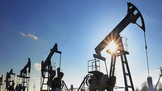 أسعار النفط تواصل الانخفاض بسبب نمو المعروض وتراجع الطلب
