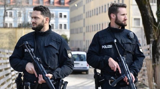  قوات الشرطة الألمانية تنفذ عملية مداهمة لشقق 