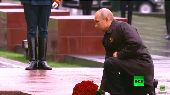 الرئيس بوتين يضع الورود على ضريح الجندي المجهول
