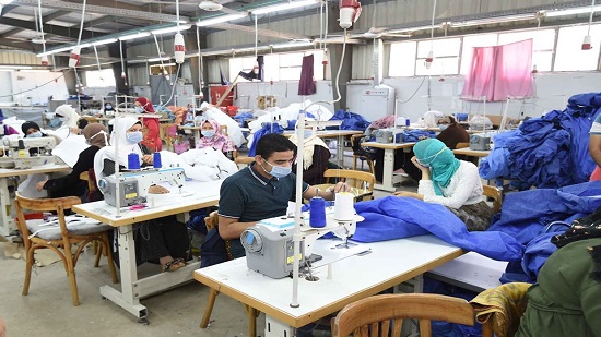 رئيس الوزراء يتفقد مصنعًا للملابس الجاهزة يصنع الملابس الطبية والكمامات
