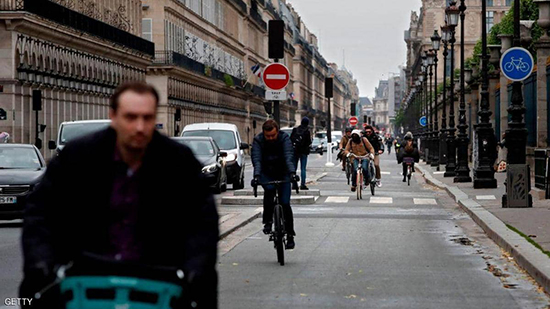 فرنسيون على الدراجات في أحد شوارع باريس