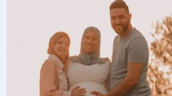 الزوجة الأولى ظهرت وهي حامل.. جلسة تصوير بين نعمة حسنين وضرتها وزوجهما