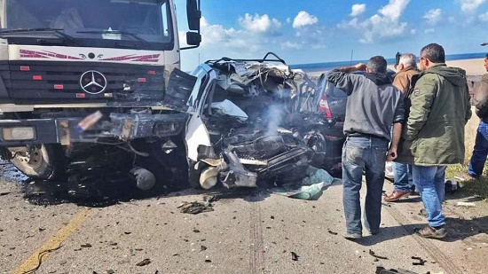 مصرع 3 وإصابة 13 آخرين في حادث تصادم سيارتين بمركز بدر
