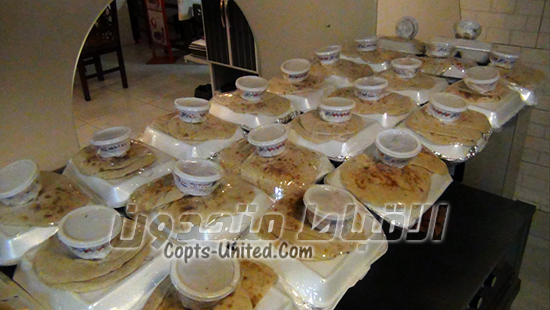صاحب مطعم يقوم بتوزيع وجبات علي غير القادرين في رمضان و صديقه يوزع الخبز