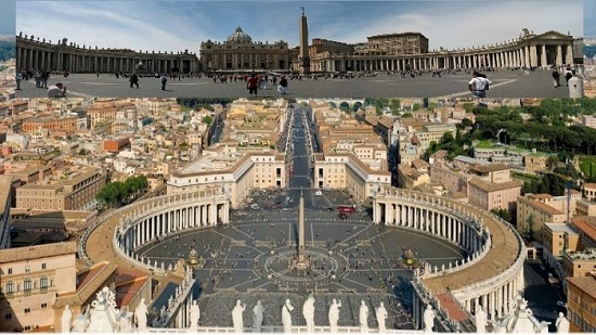 الفاتيكان يعلن إعادة فتح ساحة القديس بطرس أمام السياح
