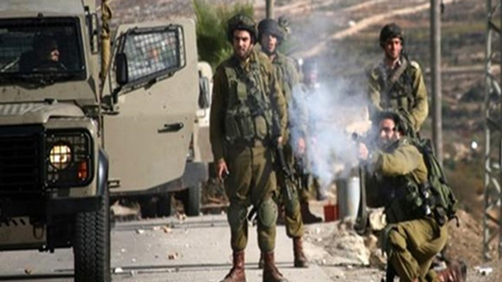  قوات الجيش الإسرائيلي تطلق الغاز على بلدة بيت أمر شمال الخليل وتعتقل فلسطينيين