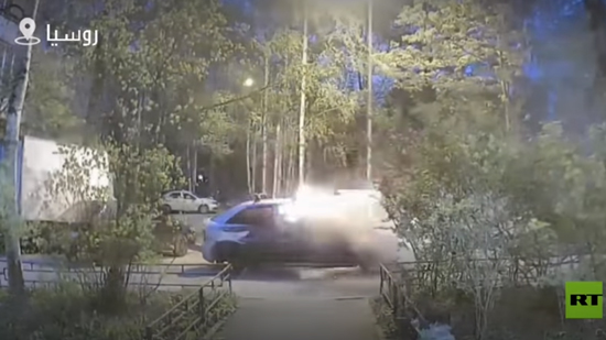  فيديو .. نجاة 4 أشخاص من داخل سيارة تحترق 