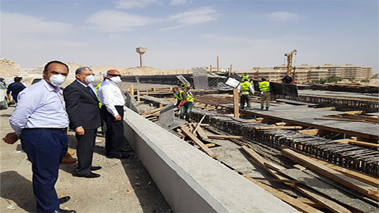 وزير النقل ومحافظ المنيا يتابعان الأعمال بمحور كوبري سمالوط